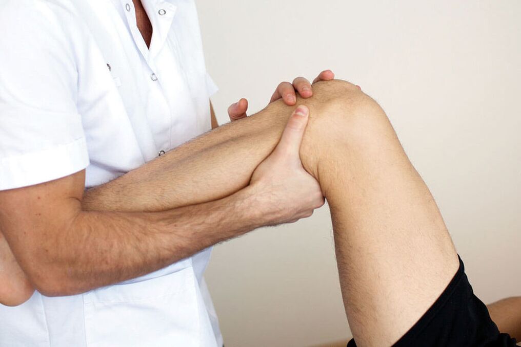medic care examinează un genunchi cu artroză