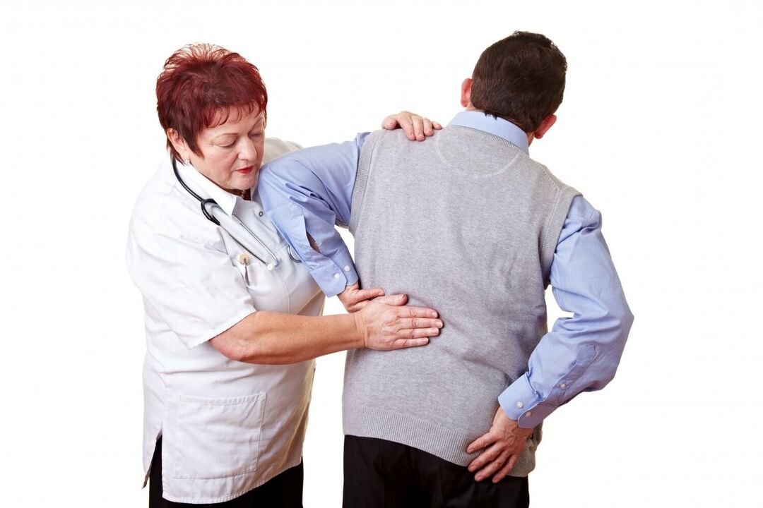 medic care examinează un pacient cu dureri de spate