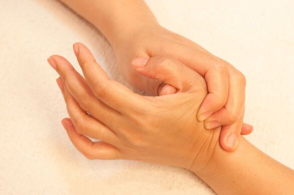 Articulațiile degetelor pot fi masate pentru a ameliora simptomele. 