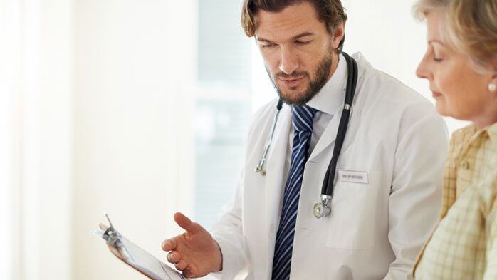 femeie la o programare la medic